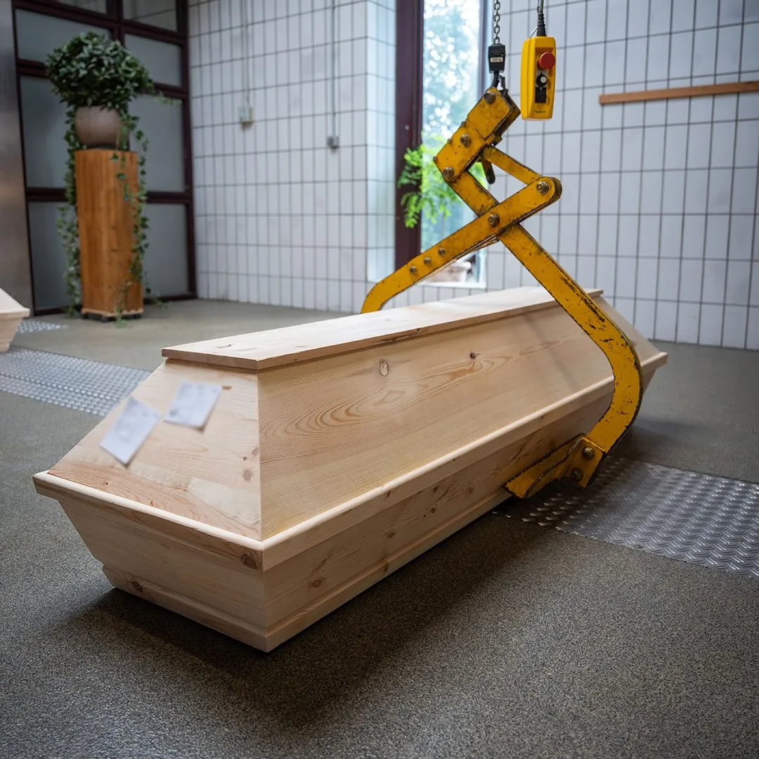 Sarg im Krematorium
