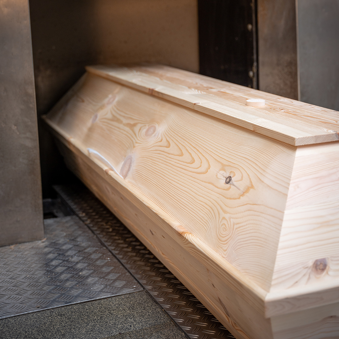 Sarg in Krematorium