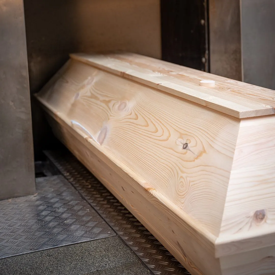 Sarg in Krematorium