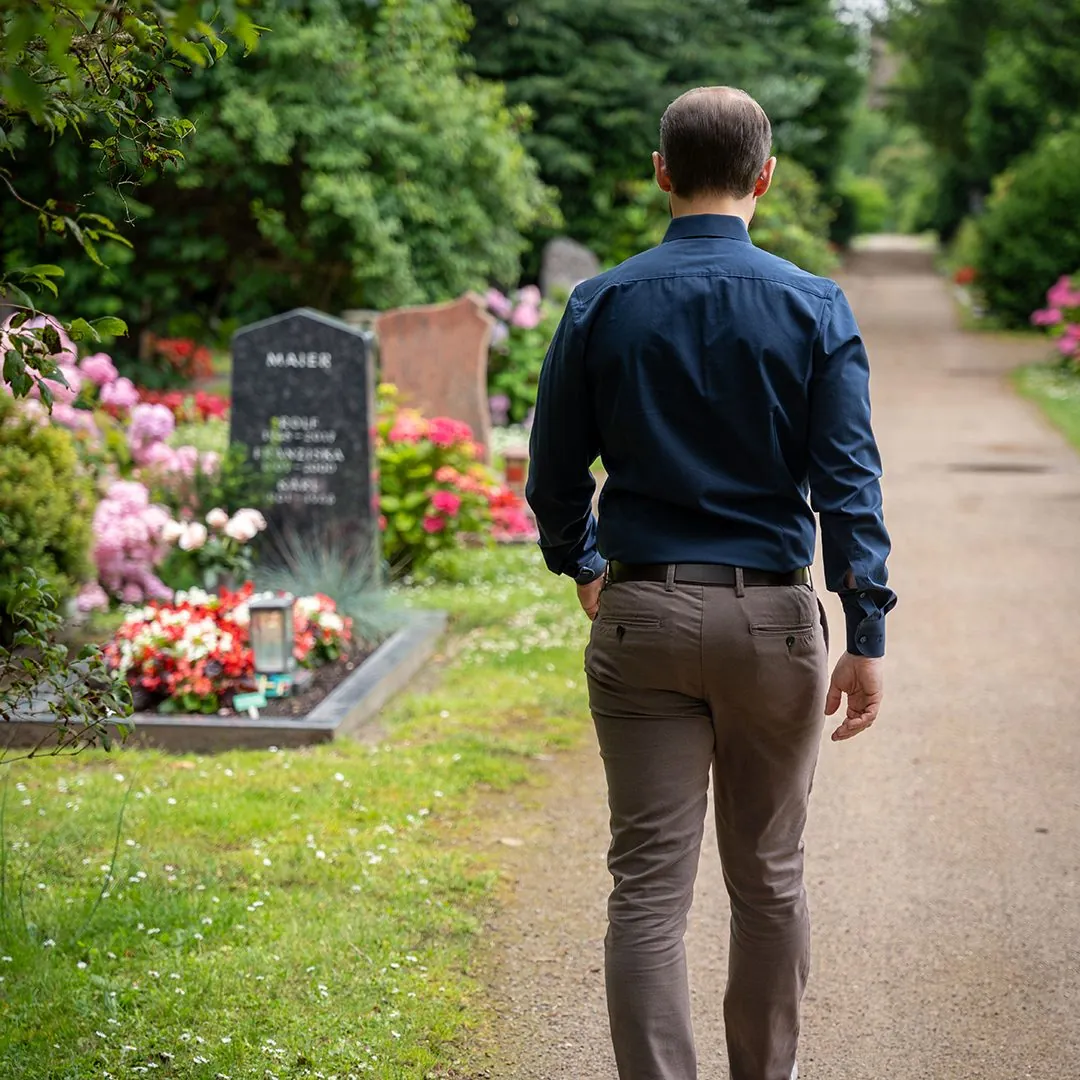 Stiller Gang über den Friedhof