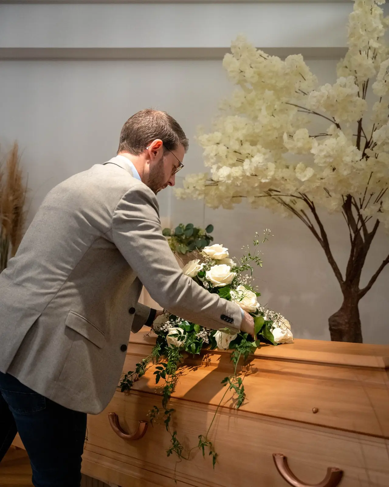 Sarg mit Blumen