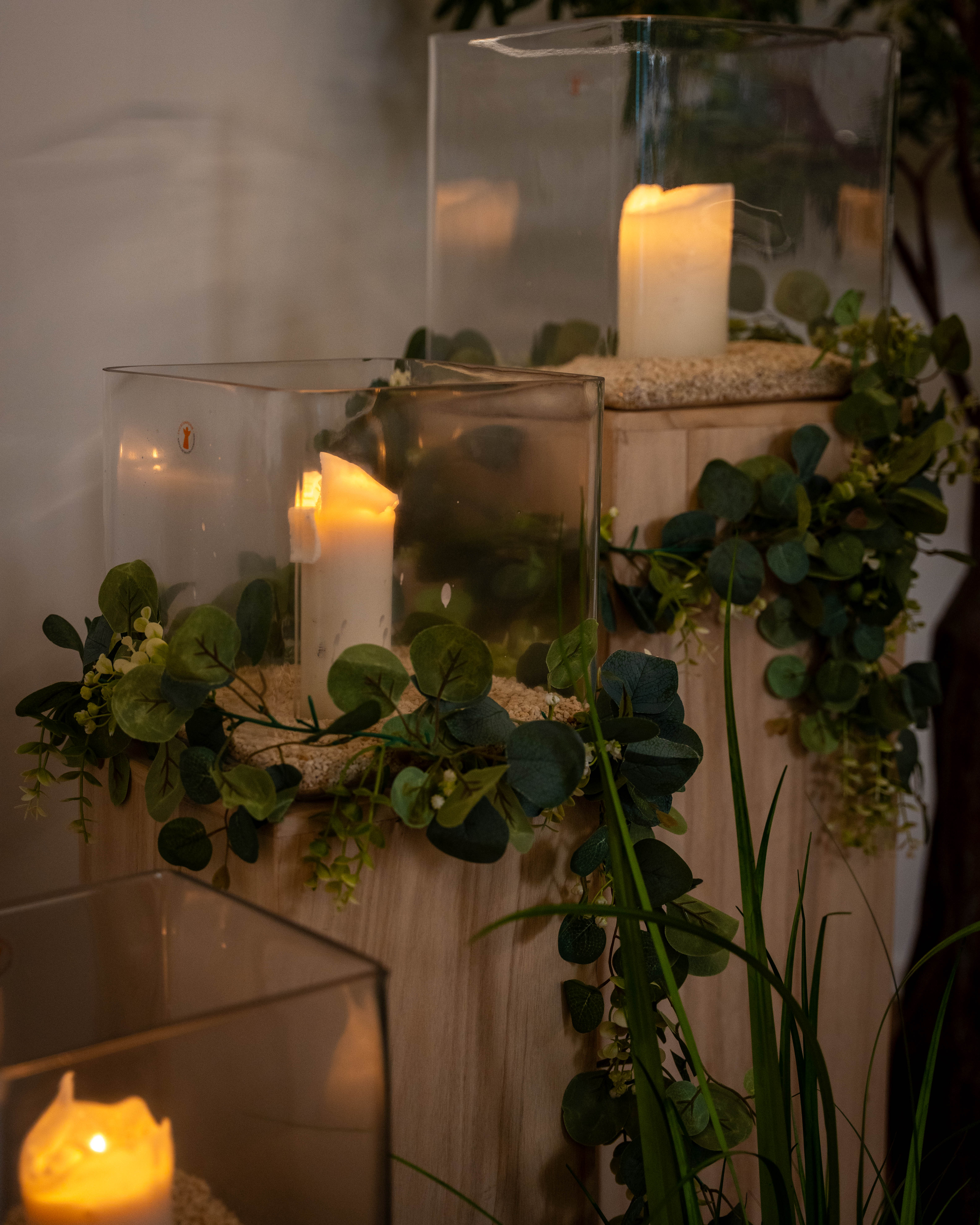 Kerzenständer mit Efeu und Kerze